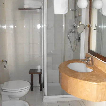 普利莫特布雷夏酒店 4*